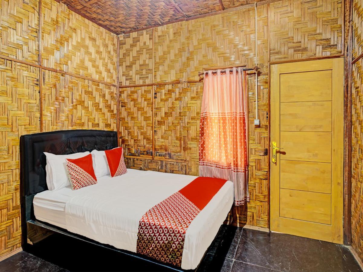 Oyo 90209 Dk Singarimbun Berastagi Homestay Esterno foto