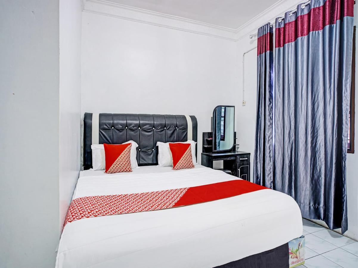 Oyo 90209 Dk Singarimbun Berastagi Homestay Esterno foto