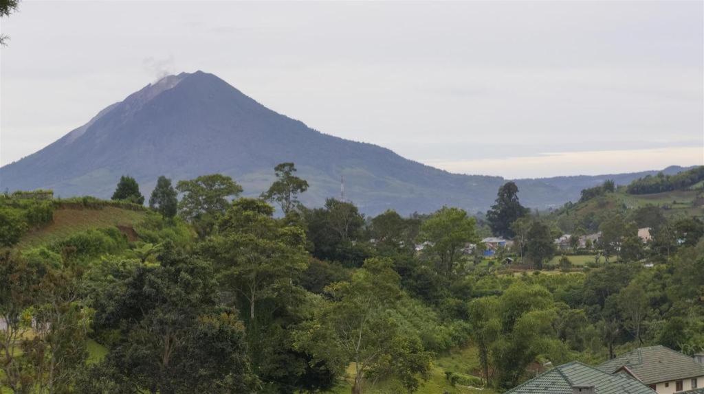 Oyo 90209 Dk Singarimbun Berastagi Homestay Esterno foto